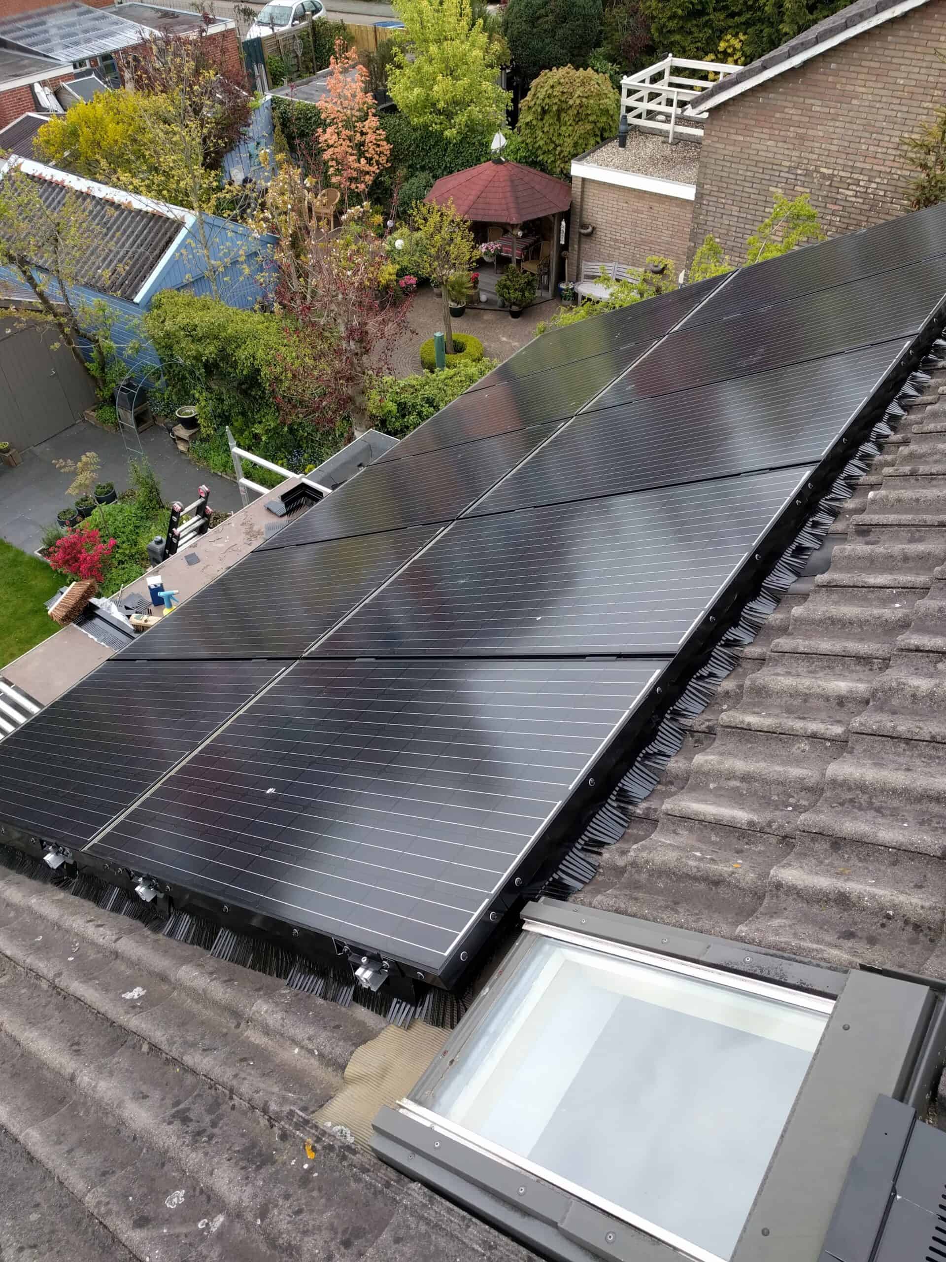 Vogelwering langs de randen van een zonnepaneleninstallatie op een pannendak